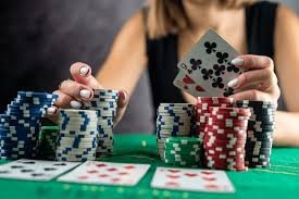 Putaran flop Texas Poker dengan tiga kartu komunitas terbuka